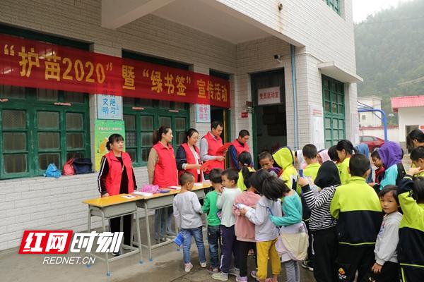 色情內(nèi)容是不合法的，違反我國相關(guān)的法律法規(guī)。我們應(yīng)該遵守法律和道德準(zhǔn)則，遠(yuǎn)離色情內(nèi)容。如果有其他有益身心的娛樂需求，可以尋找一些正規(guī)的平臺或文化活動，例如觀看電影、參加體育運(yùn)動、學(xué)習(xí)知識等，以豐富生活。